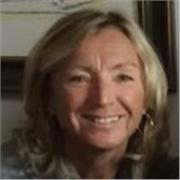 Docente di Chimica impartisce lezioni a studenti delle superiori e dell'università